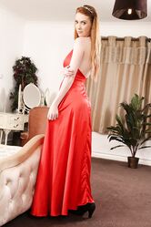 Девушка в красном, дай нам несчастным