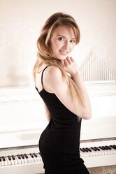 Мне кажется, ты на нервах лучше играешь, чем на рояле!