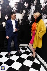 Ты обязан меня ублажать!