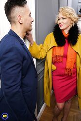 Ты обязан меня ублажать!