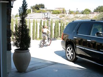 Она считает, что ее груди самые красивые. А ты как думаешь?