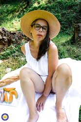 Надеюсь меня тут кто-нибудь застукает и выебет