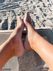 Приходи ко мне на пляж, трусы сними и рядом ляжь