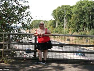 Если бы у тебя год не было бабы, вдул бы ей?