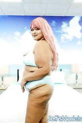 Солнышко, а тебя то хоть кто-то ебет?